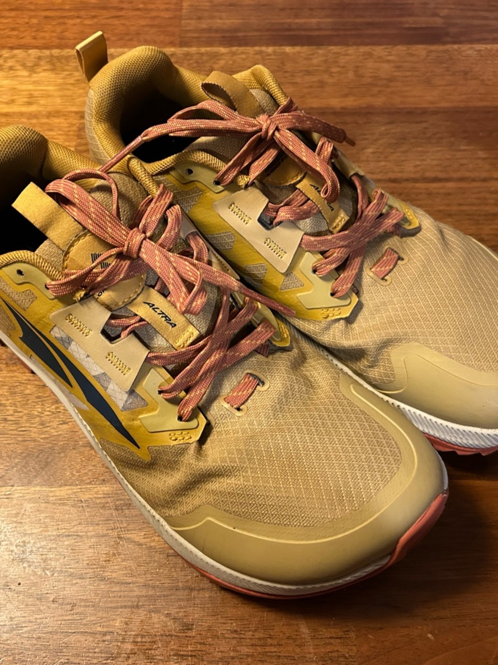 ALTRA Lone Peak 7 - M8/W9.5 Gold Trail Runner with Pink Laces & Sole - Picture 3 of 12